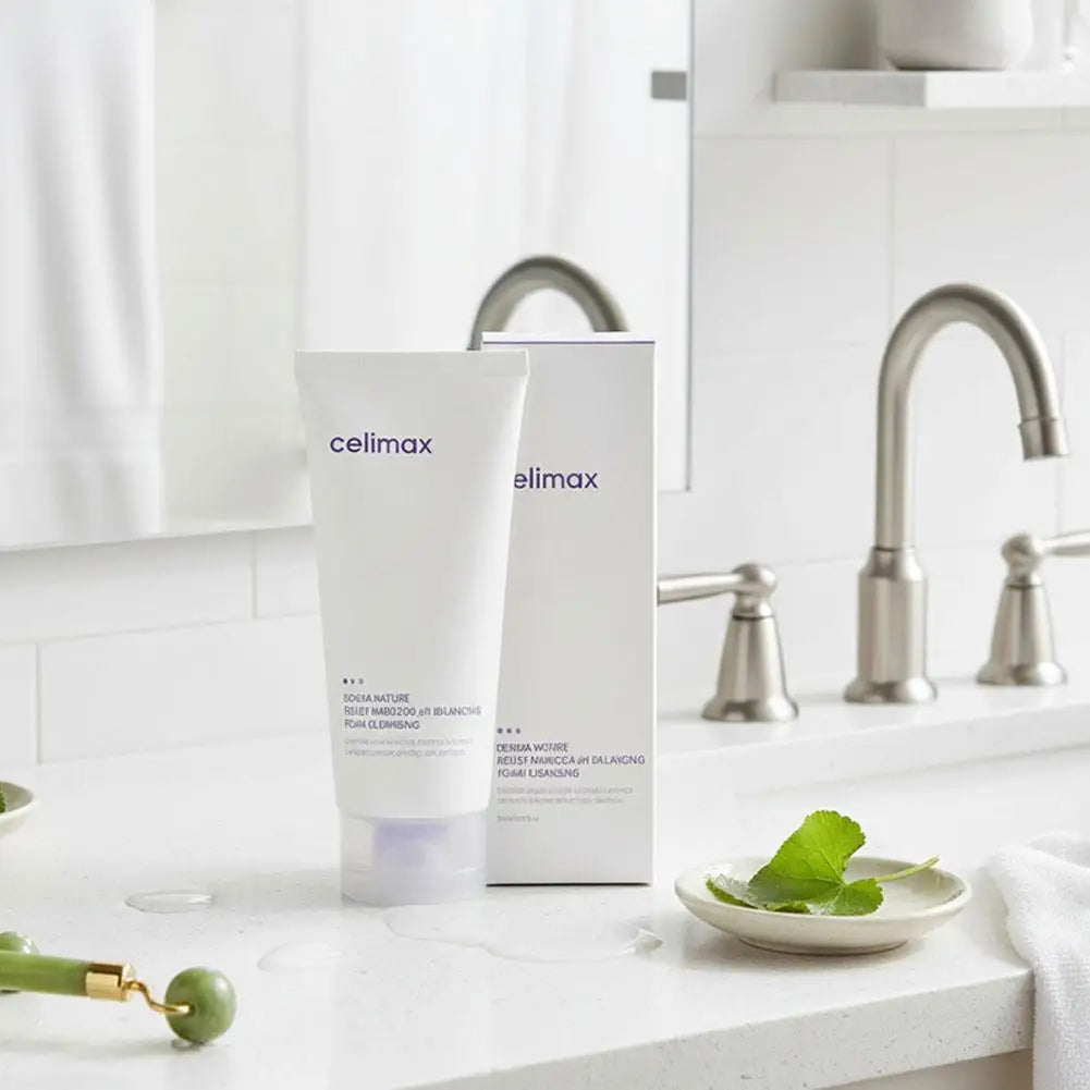Weak Acid pH-Balance Foam Facial Cleanser key ingredients highlighted
